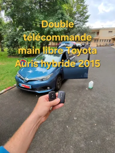 Fabrication d'une clé main libre sur une Toyota Auris hybride de 2015 à Cauderan, Bordeaux, SOS Auto Clé