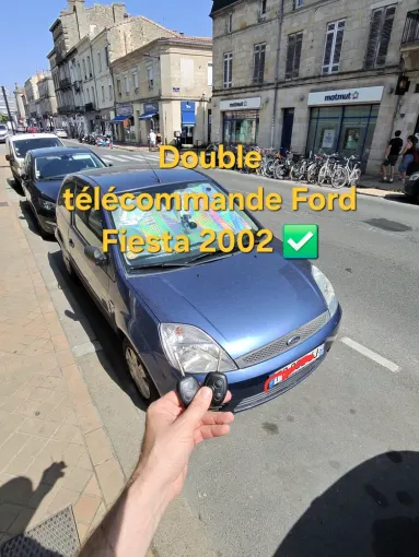 Réalisation d'un double de clé sur une Ford Fiesta de 2002 dans le centre de Bordeaux, Bordeaux, SOS Auto Clé