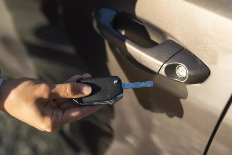 Décodage de la serrure de voiture pour refaire une clé à l’identique, Bordeaux, SOS Auto Clé
